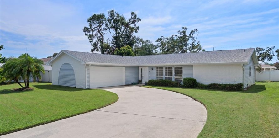 House in Seminole, Florida 3 bedrooms, 157.19 sq.m. № 1915523