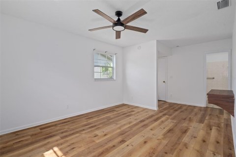 House in Seminole, Florida 3 bedrooms, 157.19 sq.m. № 1915523 - photo 11