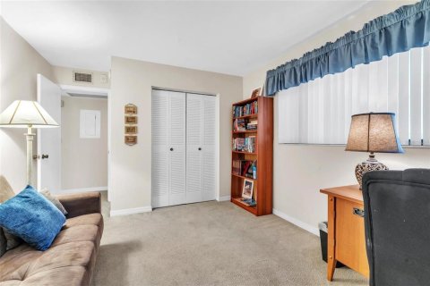 Condo in Largo, Florida, 2 bedrooms  № 2277554 - photo 16