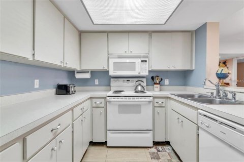 Condo in Largo, Florida, 2 bedrooms  № 2277554 - photo 9