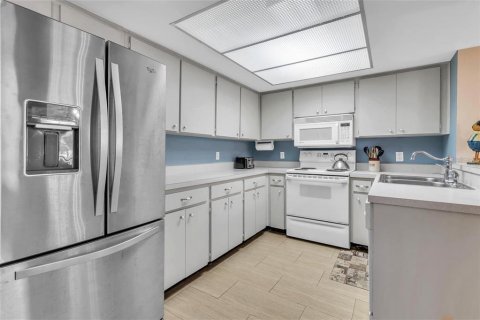 Condo in Largo, Florida, 2 bedrooms  № 2277554 - photo 8