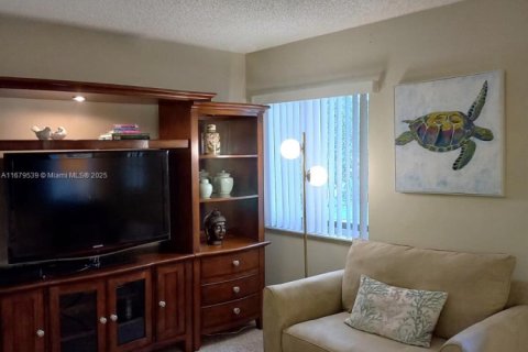 Condo in Greenacres, Florida, 2 bedrooms  № 1412253 - photo 13
