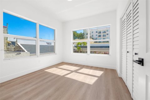 House in Miami, Florida 2 bedrooms, 81.94 sq.m. № 1888772 - photo 8