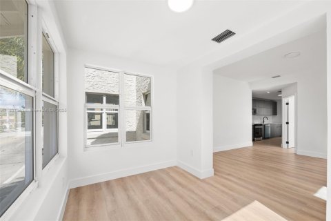 House in Miami, Florida 2 bedrooms, 81.94 sq.m. № 1888772 - photo 12