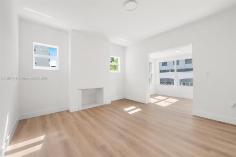 House in Miami, Florida 2 bedrooms, 81.94 sq.m. № 1888772 - photo 10