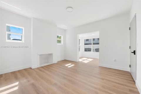 House in Miami, Florida 2 bedrooms, 81.94 sq.m. № 1888772 - photo 9