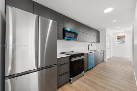 House in Miami, Florida 2 bedrooms, 81.94 sq.m. № 1888772 - photo 3