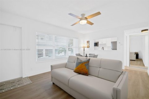 Condominio en alquiler en Surfside, Florida, 1 dormitorio, 54.81 m2 № 2012698 - foto 7