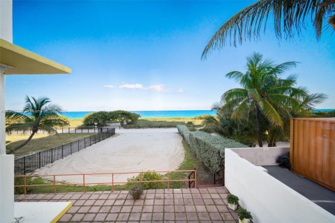 Condominio en alquiler en Surfside, Florida, 1 dormitorio, 54.81 m2 № 2012698 - foto 3