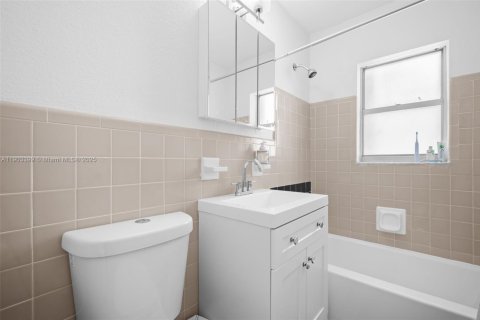 Condominio en alquiler en Surfside, Florida, 1 dormitorio, 54.81 m2 № 2012698 - foto 12