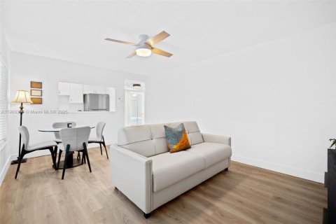 Condo in Surfside, Florida, 1 bedroom  № 2012698