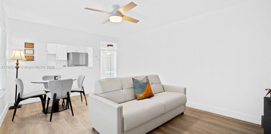 Condominio en Surfside, Florida, 1 dormitorio  № 2012698