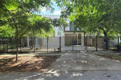 Villa ou maison à louer à Miami, Floride: 3 chambres, 172.52 m2 № 1946753 - photo 1