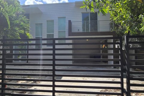 Villa ou maison à louer à Miami, Floride: 3 chambres, 172.52 m2 № 1946753 - photo 2