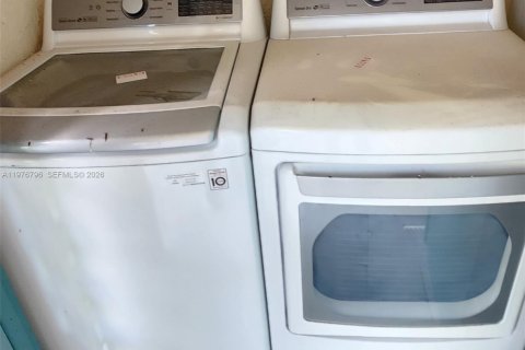 Condo in Miami, Florida, 3 bedrooms  № 2044444 - photo 13