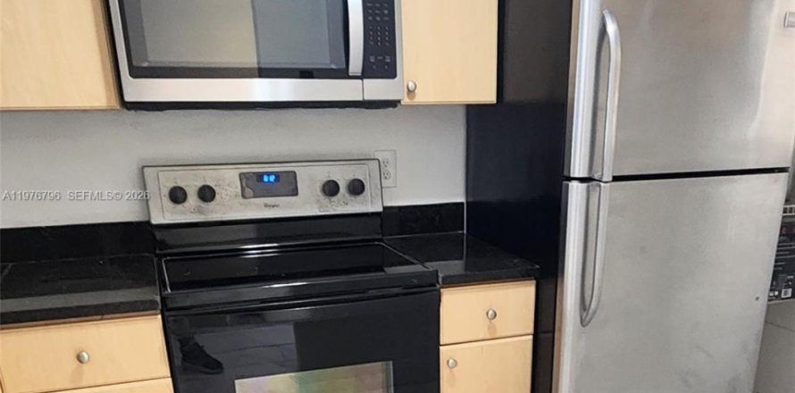 Condo in Miami, Florida, 3 bedrooms  № 2044444