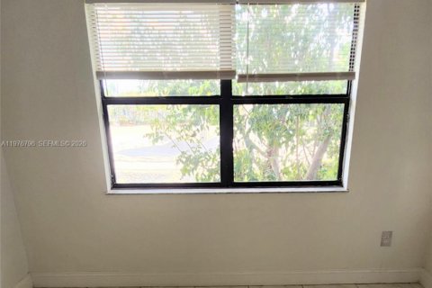 Condo in Miami, Florida, 3 bedrooms  № 2044444 - photo 12