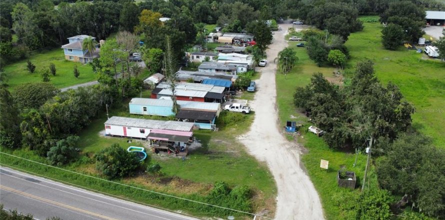 Commercial property in Riverview, Florida № 2391468
