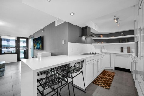 Condo in Miami Beach, Florida, 2 bedrooms № 2031838 - photo 12