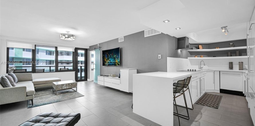 Condo in Miami Beach, Florida, 2 bedrooms № 2031838