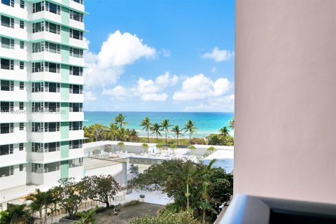 Condo in Miami Beach, Florida, 2 bedrooms № 2031838 - photo 2