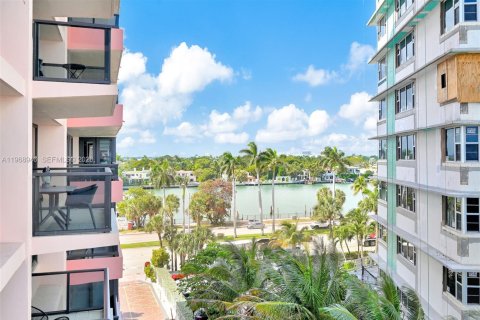 Condo in Miami Beach, Florida, 2 bedrooms № 2031838 - photo 3