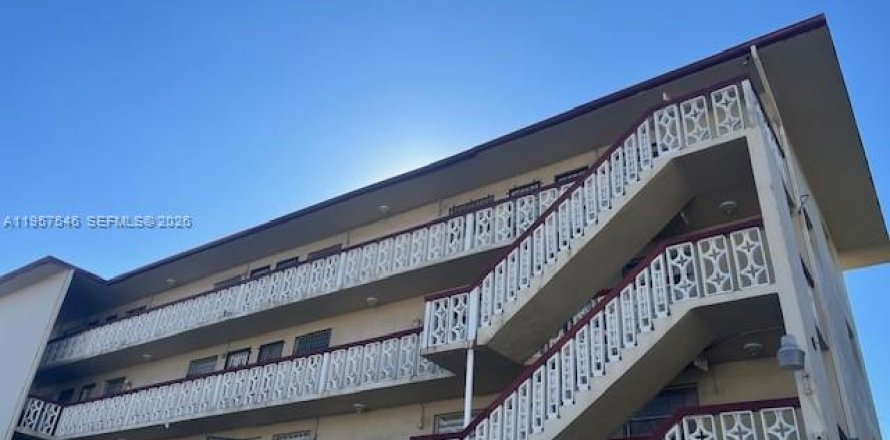 Condominio en Miami, Florida, 1 dormitorio  № 2020629