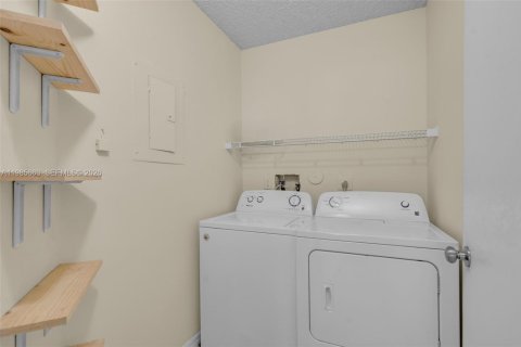 Condo in Pompano Beach, Florida, 3 bedrooms  № 2047337 - photo 21