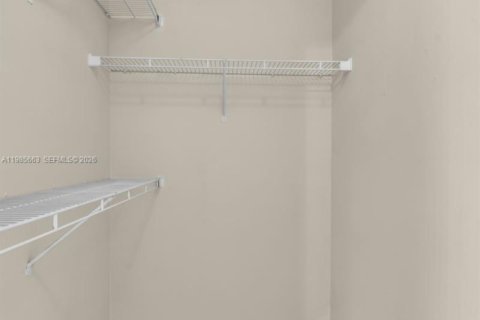 Condo in Pompano Beach, Florida, 3 bedrooms  № 2047337 - photo 12