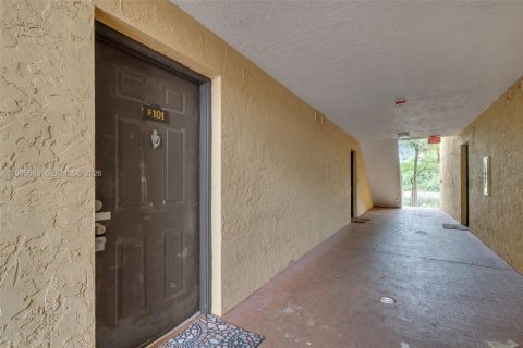 Condo in Pompano Beach, Florida, 3 bedrooms  № 2047337 - photo 2