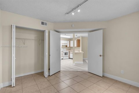 Condo in Pompano Beach, Florida, 3 bedrooms  № 2047337 - photo 16