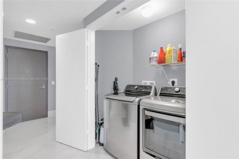 Condo in North Miami Beach, Florida, 2 bedrooms  № 1978784 - photo 28