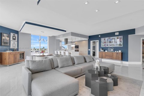 Condo in North Miami Beach, Florida, 2 bedrooms  № 1978784 - photo 4