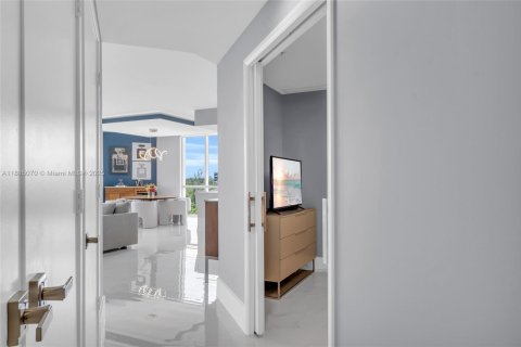 Condo in North Miami Beach, Florida, 2 bedrooms  № 1978784 - photo 27