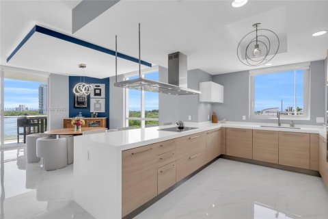 Condo in North Miami Beach, Florida, 2 bedrooms  № 1978784 - photo 9