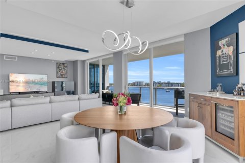 Condo in North Miami Beach, Florida, 2 bedrooms  № 1978784 - photo 1