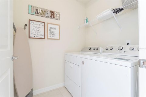 House in Davenport, Florida 7 bedrooms, 300.45 sq.m. № 2214059 - photo 25