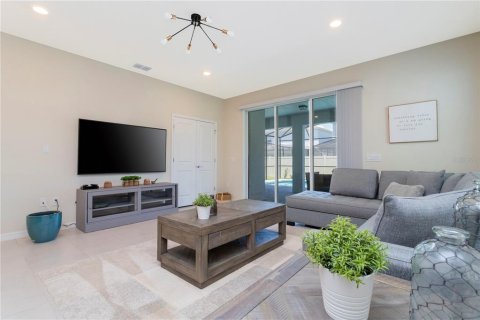 House in Davenport, Florida 7 bedrooms, 300.45 sq.m. № 2214059 - photo 17