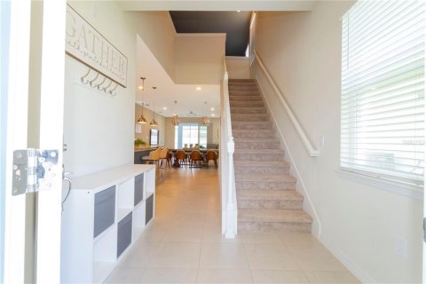 House in Davenport, Florida 7 bedrooms, 300.45 sq.m. № 2214059 - photo 3