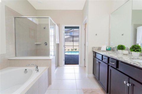 House in Davenport, Florida 7 bedrooms, 300.45 sq.m. № 2214059 - photo 23