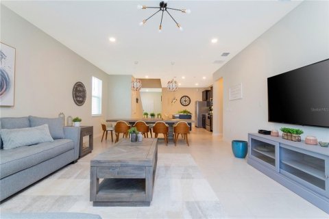House in Davenport, Florida 7 bedrooms, 300.45 sq.m. № 2214059 - photo 15