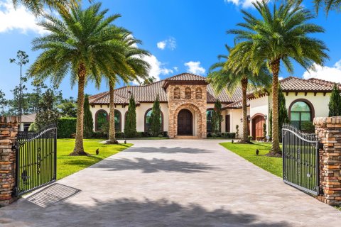 House in Lake Worth, Florida 5 bedrooms, 522.95 sq.m. № 2270426