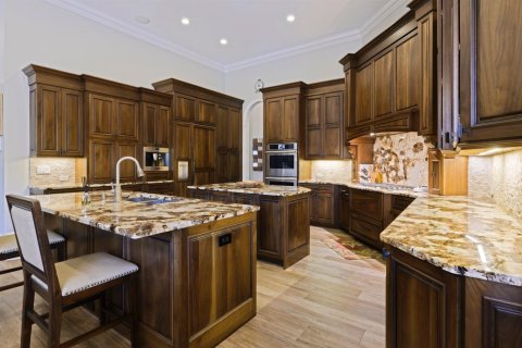 House in Lake Worth, Florida 5 bedrooms, 522.95 sq.m. № 2270426 - photo 8