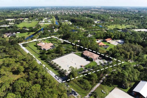House in Lake Worth, Florida 5 bedrooms, 522.95 sq.m. № 2270426 - photo 3