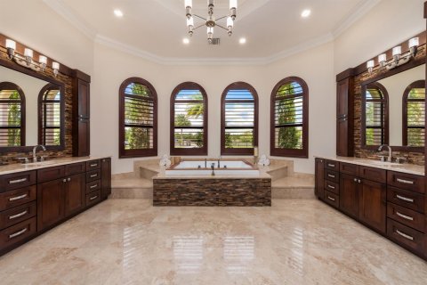 House in Lake Worth, Florida 5 bedrooms, 522.95 sq.m. № 2270426 - photo 12