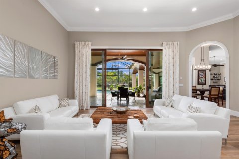 House in Lake Worth, Florida 5 bedrooms, 522.95 sq.m. № 2270426 - photo 5
