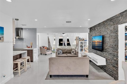 Casa en venta en Miami, Florida, 4 dormitorios, 148.18 m2 № 1889608 - foto 13