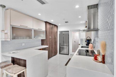 Casa en venta en Miami, Florida, 4 dormitorios, 148.18 m2 № 1889608 - foto 16