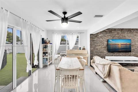 Casa en venta en Miami, Florida, 4 dormitorios, 148.18 m2 № 1889608 - foto 24