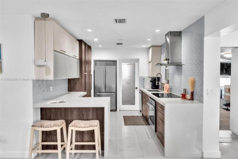 Casa en venta en Miami, Florida, 4 dormitorios, 148.18 m2 № 1889608 - foto 15